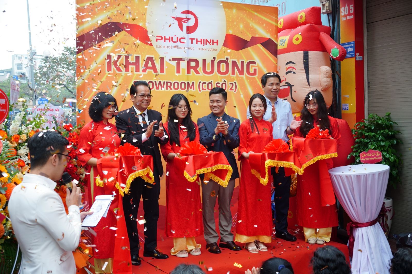 Cắt băng khai trương số 7 Thái Thịnh