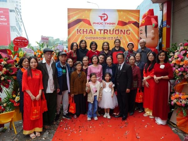 NSND Trần Nhượng cùng các khách hàng thân thiết tại buổi khai trương cửa hàng