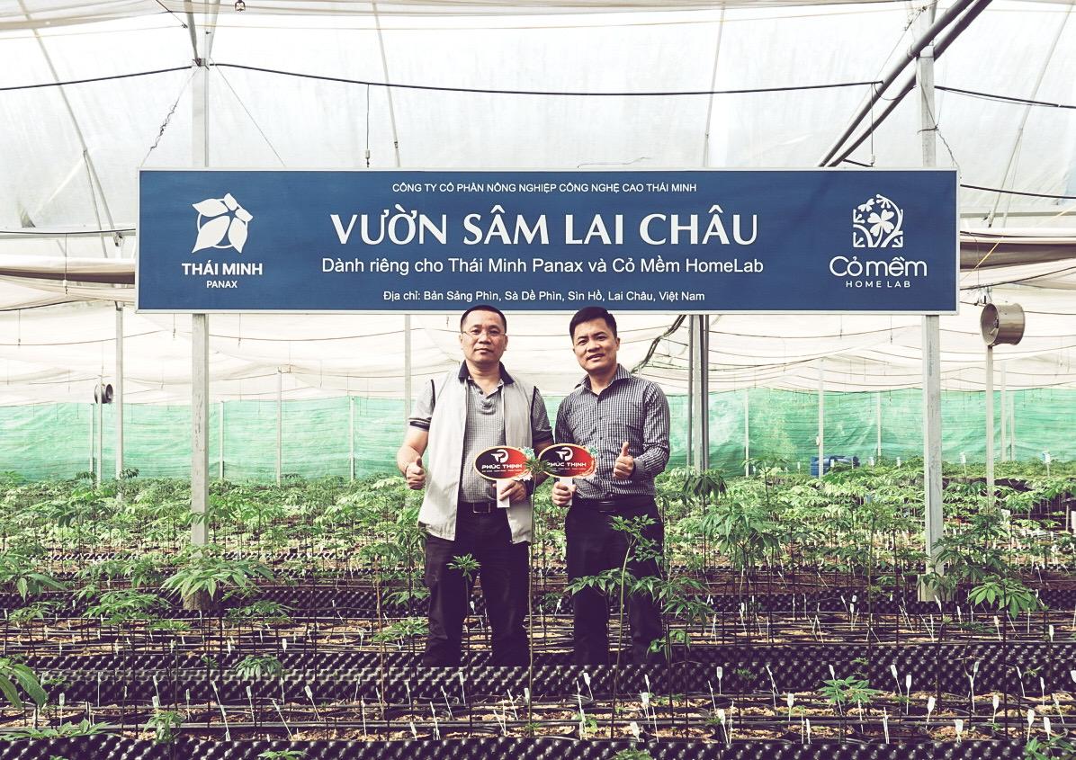 anh Tuấn sâm chụp ảnh cùng anh Hiếu - phó tổng giám đốc dược phẩm Thái Minh