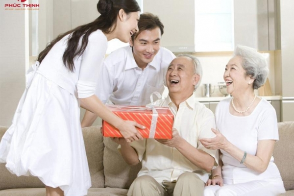 Mua quà cho người lớn tuổi thế nào để vừa thiết thực vừa ý nghĩa?