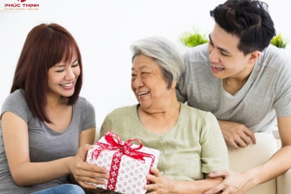 Quà biếu người lớn tuổi: Chọn sao cho phù hợp và tinh tế?